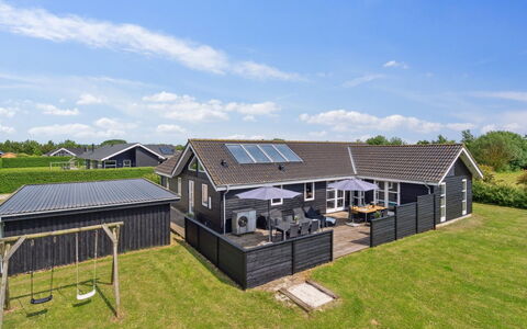 Hakan - 900M from the Sea: Herbe, Maison, Toit, Chalet, Domicile, Arbuste, Ferme, Lot Terre, Zone Rurale
