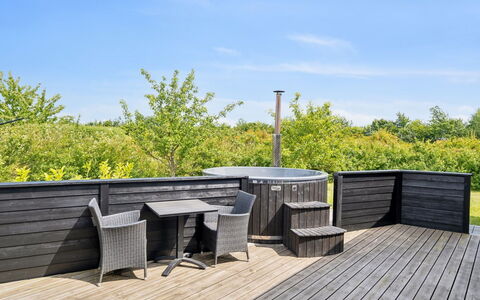 Hakan - 900M from the Sea: Herbe, Maison, Toit, Chalet, Domicile, Arbuste, Ferme, Lot Terre, Zone Rurale