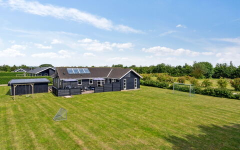 Hakan - 900M from the Sea: Maison, Domicile, Toit, Zone Résidentielle, Chalet, Biens, Ferme, Pelouse, Aménagement Paysager, Siding