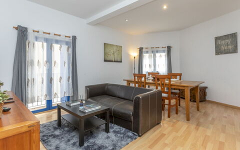 Llançà 713: Appartement, Balcon, Condominium, Chaise, Mobilier De Jardin, Porche, Ombre, Plante D'Appartement, Pot De Fleur, Balustrade