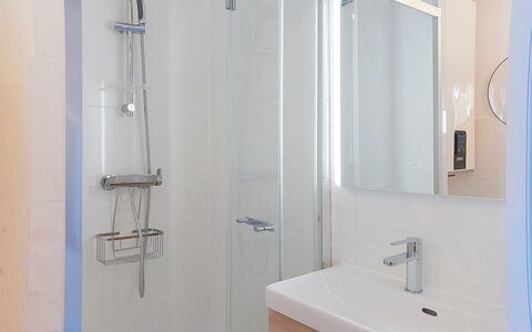 Gassin 320: Salle De Bains, Luminaire Plomberie, Design Intérieur, Sol, Miroir, Lavabo, Sol, Robinet, Plomberie, Évier