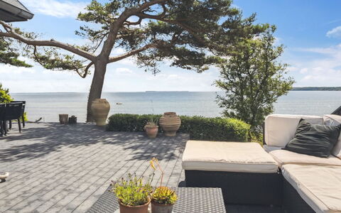 Sten - 30M from the Sea: Meubles, Design Intérieur, Sol, Sol, Plafond, Pièce, Chaise, Table, Appartement, Table Cuisine Et Salle A Manger