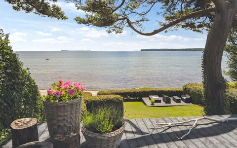 Sten - 30M from the Sea: Meubles, Design Intérieur, Sol, Sol, Plafond, Pièce, Chaise, Table, Appartement, Table Cuisine Et Salle A Manger