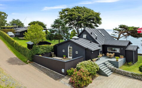 Sten - 30M from the Sea: Meubles, Design Intérieur, Sol, Sol, Plafond, Pièce, Chaise, Table, Appartement, Table Cuisine Et Salle A Manger