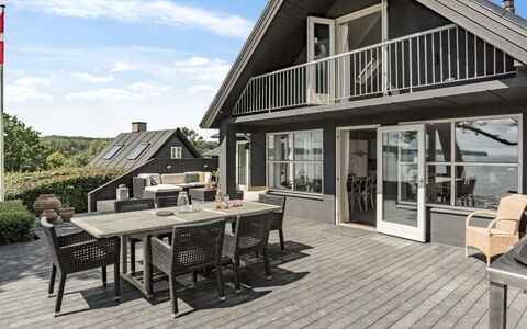 Sten - 30M from the Sea: Meubles, Design Intérieur, Sol, Sol, Plafond, Pièce, Chaise, Table, Appartement, Table Cuisine Et Salle A Manger