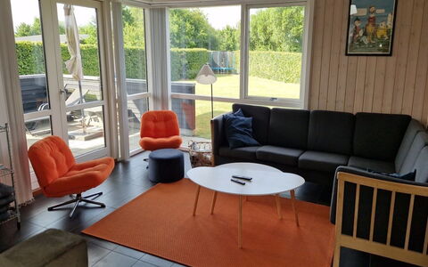 Gloria - 500M from the Sea: Meubles, Sol, Design Intérieur, Sol, Bois, Chaise, Table, Pièce, Salon, Éclairage