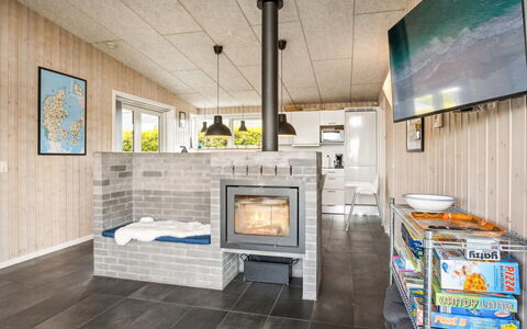 Gloria - 500M from the Sea: Bois, Sol, Design Intérieur, Plafond, Sol, Meubles, Pièce, Salon, Dur, Foyer
