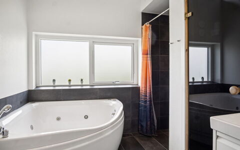 Gloria - 500M from the Sea: Baignoire, Luminaire Plomberie, Salle De Bains, Sol, Design Intérieur, Sol, Plafond, Plomberie, Éclairage, Robinet