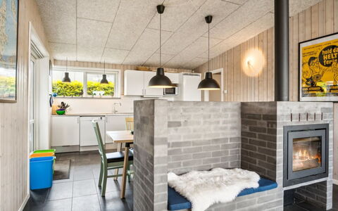Gloria - 500M from the Sea: Mur, Sol, Bois, Design Intérieur, Plafond, Sol, Meubles, Pièce, Foyer, Cuisine