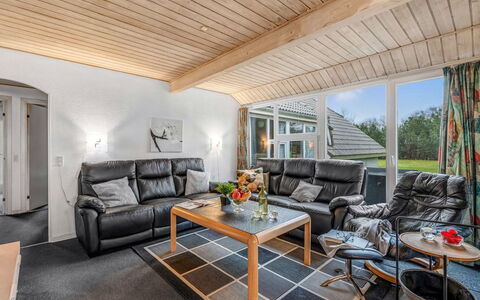 Hera: Meubles, Design Intérieur, Plafond, Bois, Sol, Canapé, Sol, Salon, Chaise, Pièce
