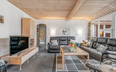 Hera: Meubles, Design Intérieur, Canapé, Plafond, Sol, Salon, Sol, Pièce, Chaise, Appartement