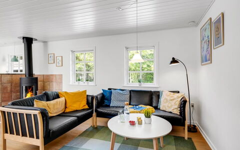 Holga - 400M from the Sea: Meubles, Sol, Design Intérieur, Bois, Canapé, Salon, Sol, Domicile, Parquet, Maison