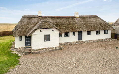 Vili - 100M from the Sea: Domicile, Toit, Maison, Chalet, Biens, Porte, Porche, Siding, Ferme, Ombre