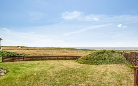 Vili - 100M from the Sea: Domicile, Toit, Maison, Chalet, Biens, Porte, Porche, Siding, Ferme, Ombre