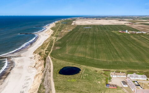 Vili - 100M from the Sea: Domicile, Toit, Maison, Chalet, Biens, Porte, Porche, Siding, Ferme, Ombre