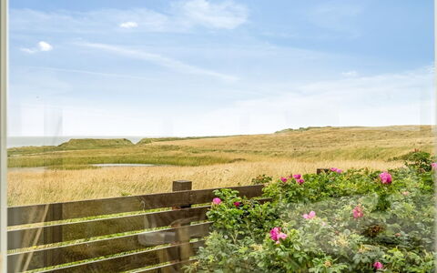 Vili - 100M from the Sea: Domicile, Toit, Maison, Chalet, Biens, Porte, Porche, Siding, Ferme, Ombre