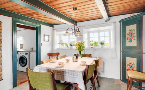 Vili - 100M from the Sea: Domicile, Toit, Maison, Chalet, Biens, Porte, Porche, Siding, Ferme, Ombre