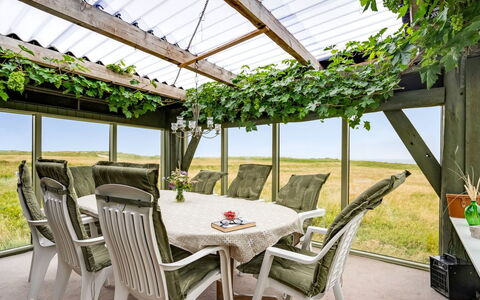 Vili - 100M from the Sea: Lot Terre, Ombre, Mobilier De Jardin, Tableau De Plein Air, Chaise, Eco Hôtel, Jardin, Structure En Plein Air, Cour, Ferme
