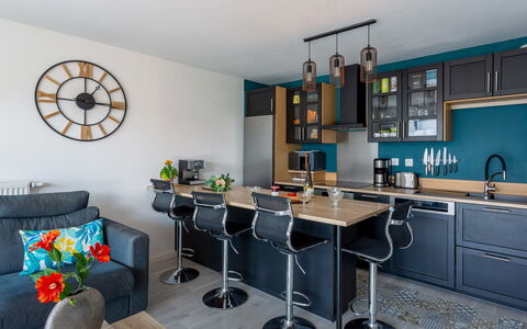 L'Indigo: Meubles, Table, Cabinetry, Cadre, Étagère, Design Intérieur, Éclairage, Plante D'Appartement, Bibliothèque, Bâtiment