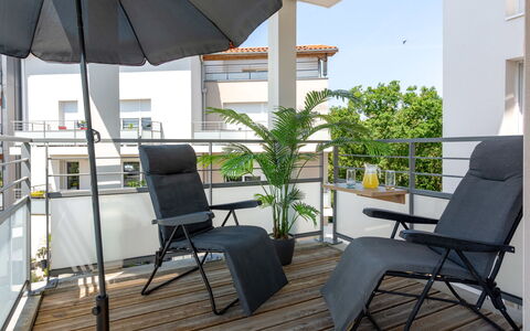 L'Indigo: Meubles, Plante, Bâtiment, Chaise, Parapluie, Ombre, Ciel, Design Intérieur, Mobilier De Jardin, Bois