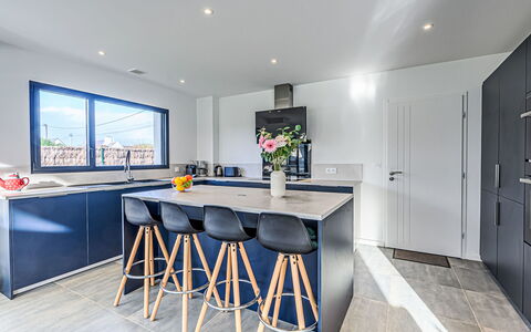 Les Voiles: Sol, Design Intérieur, Cuisine, Bois, Sol, Meubles, Plafond, Comptoir, Éclairage, Domicile