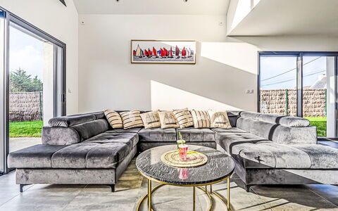 Les Voiles: Design Intérieur, Sol, Canapé, Sol, Meubles, Salon, Plafond, Éclairage, Pièce