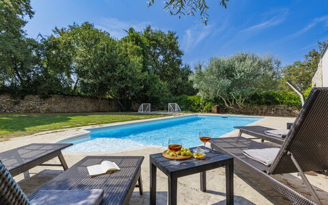 Ardiletta: Table, Plante, Ciel, Nuage, Meubles, La Nature, Piscine, Chaise, Mobilier De Jardin, Ombre