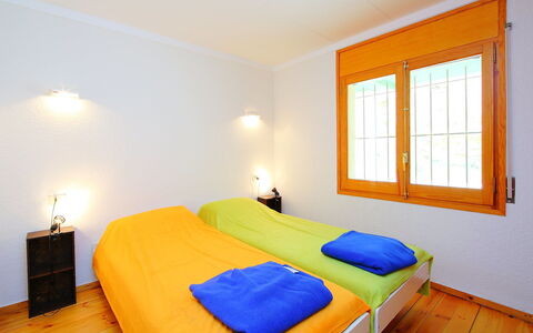 Roses 325: Chambre, Lit, Pièce, Meubles, Propriété, Drap De Lit, Cadre De Lit, Design Intérieur, Jaune, Bâtiment