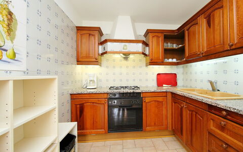 Roses 325: Propriété, Comptoir, Pièce, Cabinetry, Meubles, Cuisine, Design Intérieur, Bâtiment, Sol, Immobilier