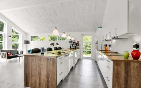 Patrice - 300M from the Sea: Cuisine, Bois, Comptoir, Design Intérieur, Sol, Plafond, Principaux Appliance, Meubles, Cabinetry, Appareil De Cuisine