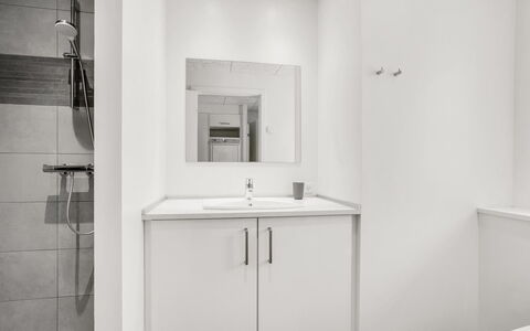 Patrice - 300M from the Sea: Sol, Design Intérieur, Sol, Luminaire Plomberie, Salle De Bains, Plomberie, Évier, Lavabo, Plafond, Pièce