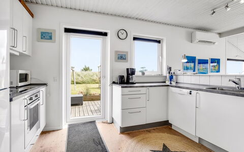 Hejdi - 650M from the Sea: Domicile, Cuisine, Parquet, Dur, Chaise, Daylighting, Peindre, Comptoir, Aluminium, Cheminée