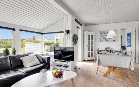 Hejdi - 650M from the Sea: Domicile, Meubles, Maison, Design Intérieur, Plafond, Porte, Canapé, Salon, Chalet