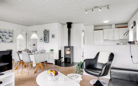 Hejdi - 650M from the Sea: Design Intérieur, Meubles, Sol, Plafond, Salon, Domicile, Sol, Éclairage, Pièce, Luminaire
