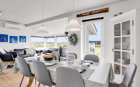 Hejdi - 650M from the Sea: Meubles, Domicile, Design Intérieur, Maison, Chaise, Plafond, Table Cuisine Et Salle A Manger, Chalet, Salon, Luminaire