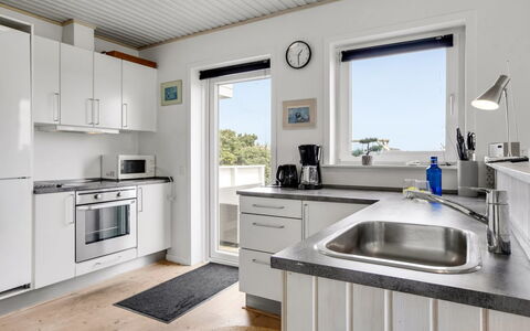 Hejdi - 650M from the Sea: Cuisine, Comptoir, Bois, Appareil De Cuisine, Principaux Appliance, Design Intérieur, Sol, Plafond, Sol, Cabinetry