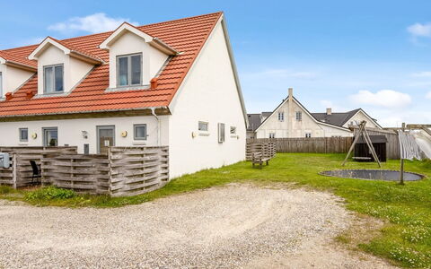 Hansa - 300M from the Sea: Toit, Maison, Domicile, Chalet, Siding, Biens, Allée, Batiments Jardin, Cour, Cabanon