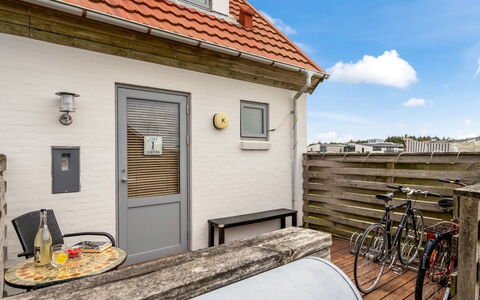 Hansa - 300M from the Sea: Toit, Maison, Domicile, Chalet, Siding, Biens, Allée, Batiments Jardin, Cour, Cabanon