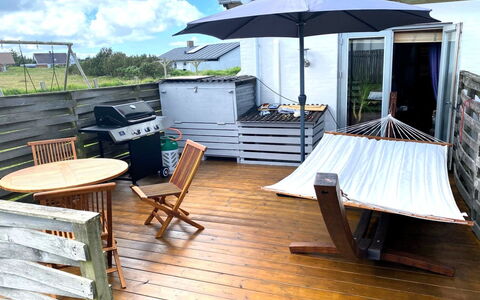 Hansa - 300M from the Sea: Toit, Maison, Domicile, Chalet, Siding, Biens, Allée, Batiments Jardin, Cour, Cabanon