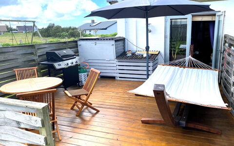 Hansa - 300M from the Sea: Toit, Maison, Domicile, Chalet, Siding, Biens, Allée, Batiments Jardin, Cour, Cabanon