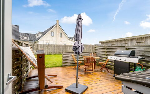 Hansa - 300M from the Sea: Toit, Maison, Domicile, Chalet, Siding, Biens, Allée, Batiments Jardin, Cour, Cabanon