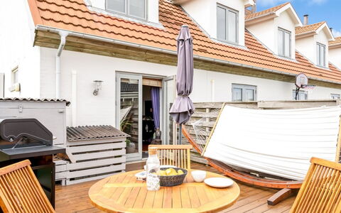 Hansa - 300M from the Sea: Toit, Maison, Domicile, Chalet, Siding, Biens, Allée, Batiments Jardin, Cour, Cabanon