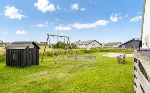 Hansa - 300M from the Sea: Toit, Maison, Domicile, Chalet, Siding, Biens, Allée, Batiments Jardin, Cour, Cabanon