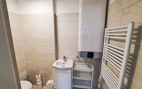 Reifnitz 300: Sol, Sol, Design Intérieur, Luminaire Plomberie, Pièce, Plomberie, Salle De Bains, Tuile, Toilette