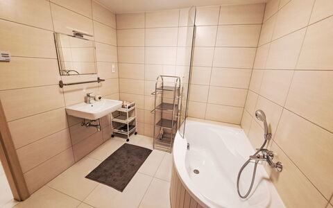 Reifnitz 300: L'Eau, Piscine, Bâtiment, Maison, Design Intérieur, Sol, Sol, Loisir, Fenêtre, Plafond