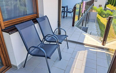 Reifnitz 300: Meubles, Chaise, Bâtiment, Ombre, Design Intérieur, Bois, Mobilier De Jardin, Sol, Sol, Ligne