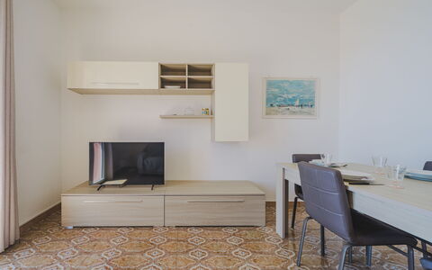 Daniela: Meubles, Propriété, Table, Bâtiment, Bois, Sol, Design Intérieur, Sol, Confort