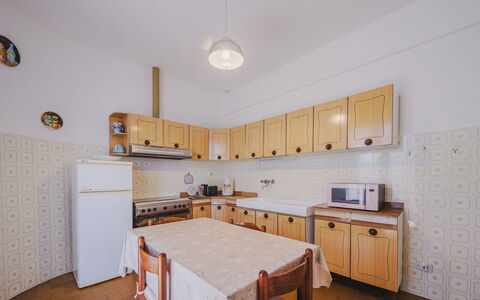 Daniela: Cabinetry, Propriété, Comptoir, Table, Bois, Cuisine, Appareil De Cuisine, Chaise, Sol, Design Intérieur