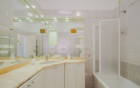 Daniela: Luminaire Plomberie, Cabinetry, Propriété, Robinet, Évier, Maison, Design Intérieur, Bâtiment, Salle De Bains, Armoire De Toilette
