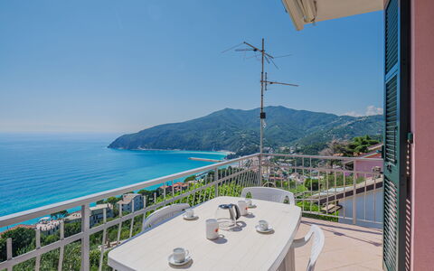 Daniela: L'Eau, Ciel, Propriété, Bâtiment, Table, Bleu Azur, Station Balnéaire, Chaise, Plante, Condominium